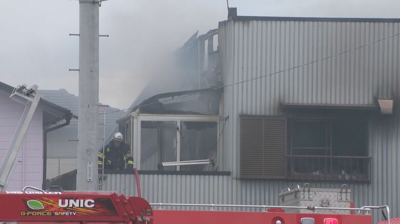 住人の親子とみられる男女2人が死亡…鉄骨2階建ての住宅から出火し全焼 隣家の壁の一部も焼損 愛知県西尾市｜FNNプライムオンライン