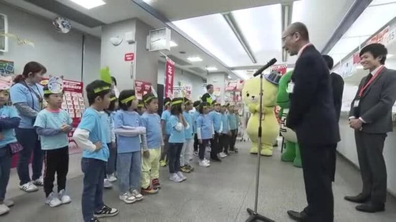 年賀はがきの販売始まる　園児が参加しセレモニー　北陸3県では発行が去年の半数1430万枚にとどまる　福井｜FNNプライムオンライン