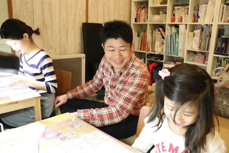 娘の勉強を見る稲波紀明さん