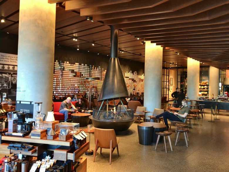 広い店内で、暖炉の前でコーヒーを楽しめる。