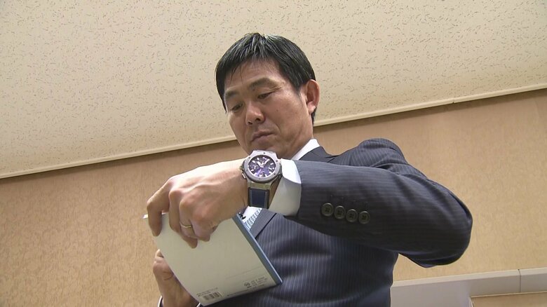 メモを取る姿が話題に