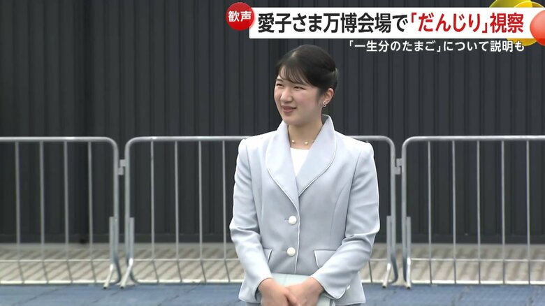 お召し物はブルーグレーのパンツスーツに