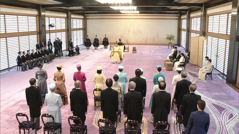 皇族方・親戚らに一礼される悠仁さま