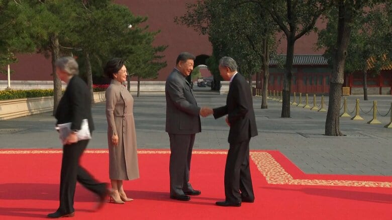 鳩山由紀夫元首相を出迎える習近平国家主席