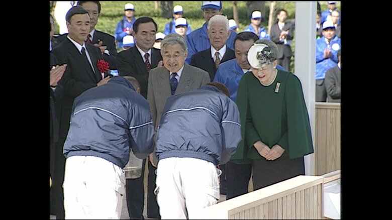 アワビとサザエなどの稚貝を手渡される両陛下