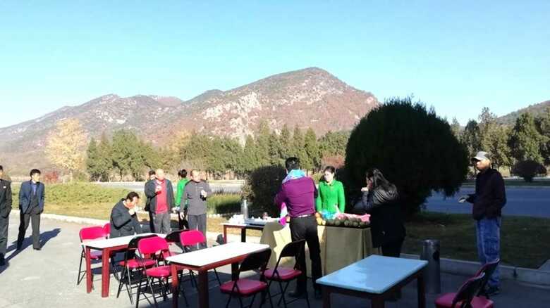 山岳風景をバックにくつろぐ観光客