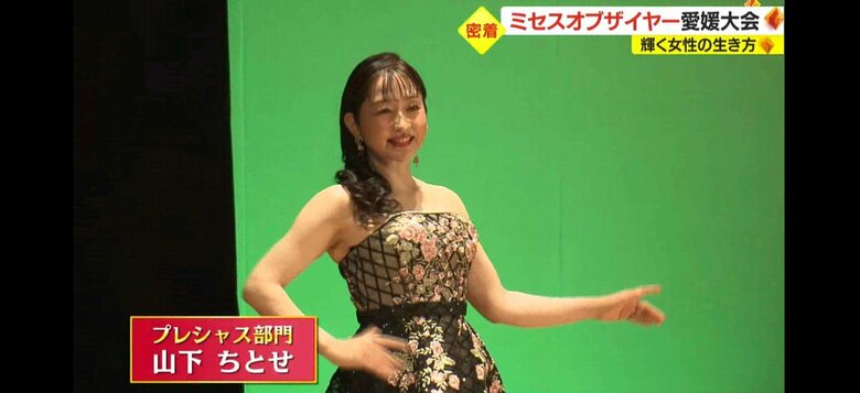 ドレスは墨をイメージした黒に