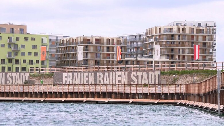 建設現場には「女性が街をつくる」の看板が立てられている