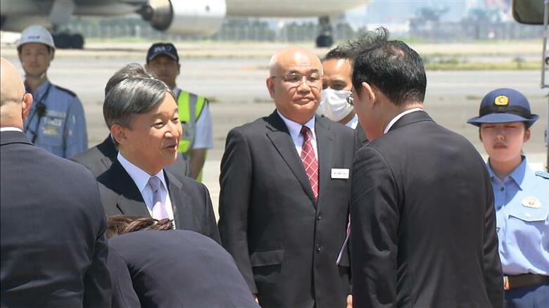 見送りの岸田首相と挨拶を交わす天皇陛下（羽田空港 17日午前）