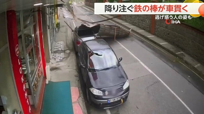 車に突き刺さった鉄の棒。トタン板も落下。（IHA）