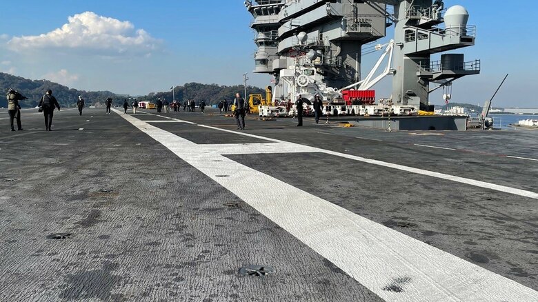 離着陸の際についたのか、油のあとがあちこちに残る飛行甲板