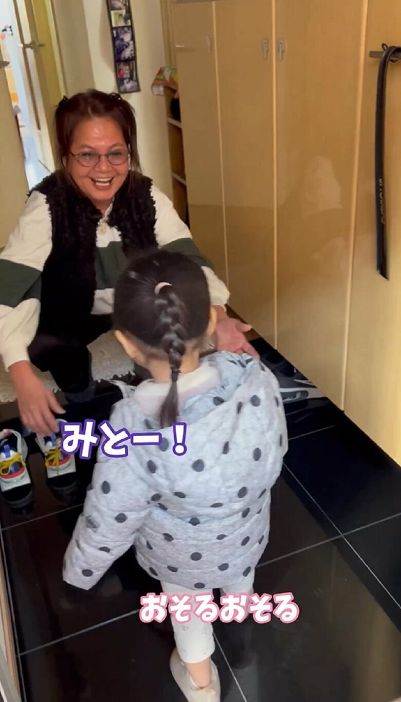 おそるおそるみとちゃんは近づいて…