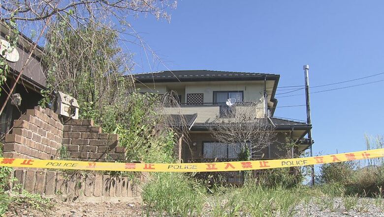 青木容疑者は自宅で両親と同居