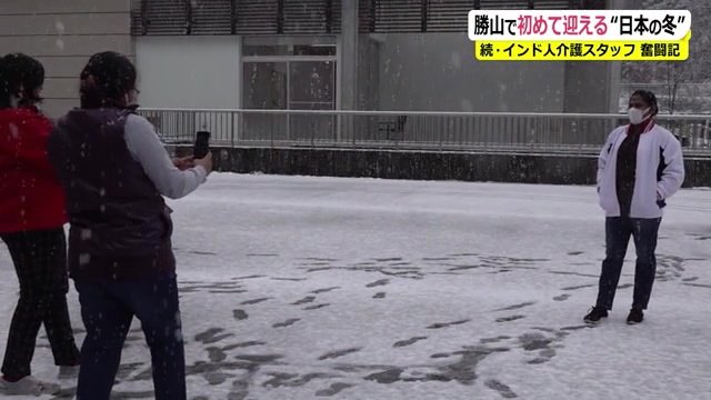 ポーズを決めるサティヤさん