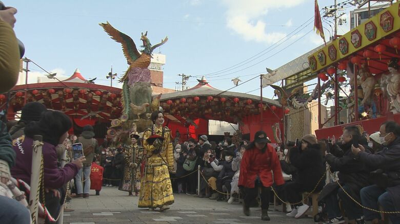 満員の湊公園に皇帝皇后が登場した