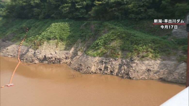 普段は、緑と岩肌の境目の部分まで水位があるというが…