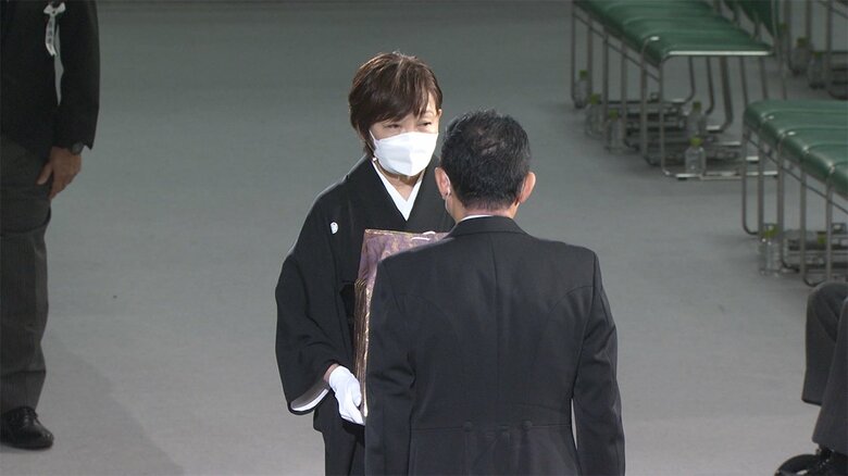 岸田首相から遺骨を受け取る昭恵夫人。その後、会場を後にした。
