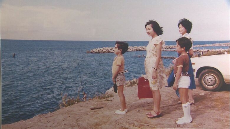 新潟の海を臨むめぐみさん、早紀江さんと2人の弟