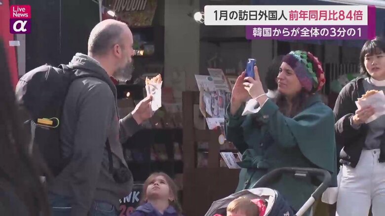 食べ歩きの様子を記念撮影