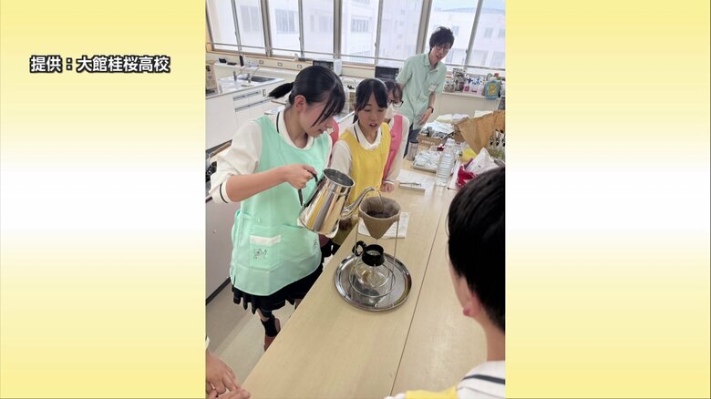 喫茶店の店主に教わりながらコーヒーの入れ方を練習する生徒たち