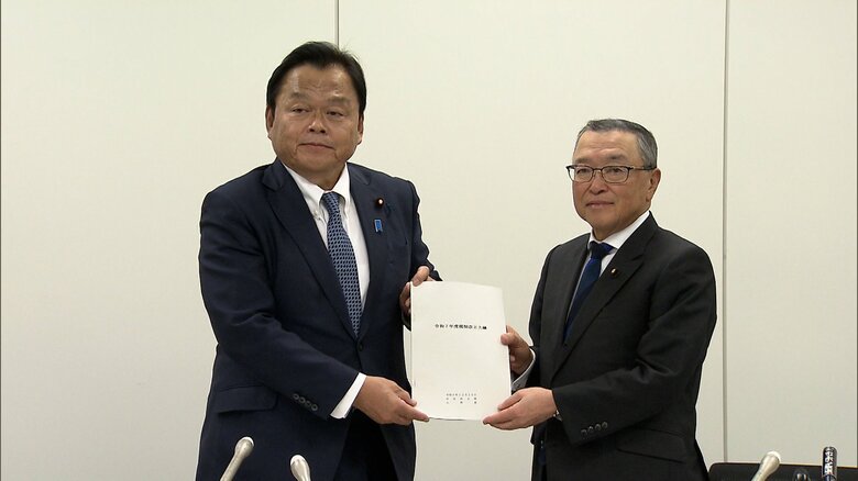 与党協議を終えた公明党・赤羽税調会長と自民党・宮沢税調会長（20日）