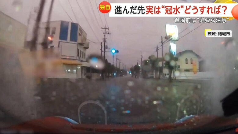 冠水する道路に突っ込み、大量の水が車に襲いかかる一部始終④