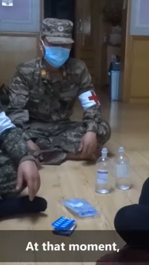 薬品を携え、ソンアの自宅を訪れた軍医