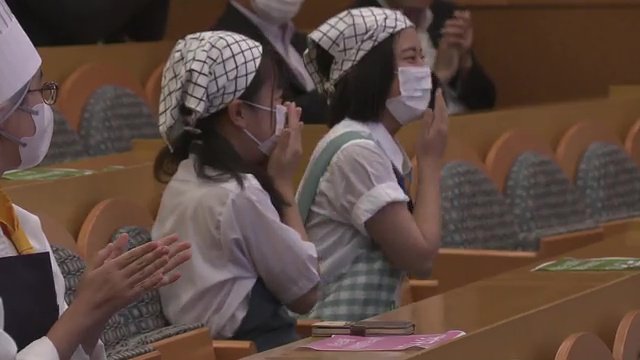 キウイ部門の最優秀賞は宮城県・泉館山高等学校の川村由桜さん・石塚彩芽さん