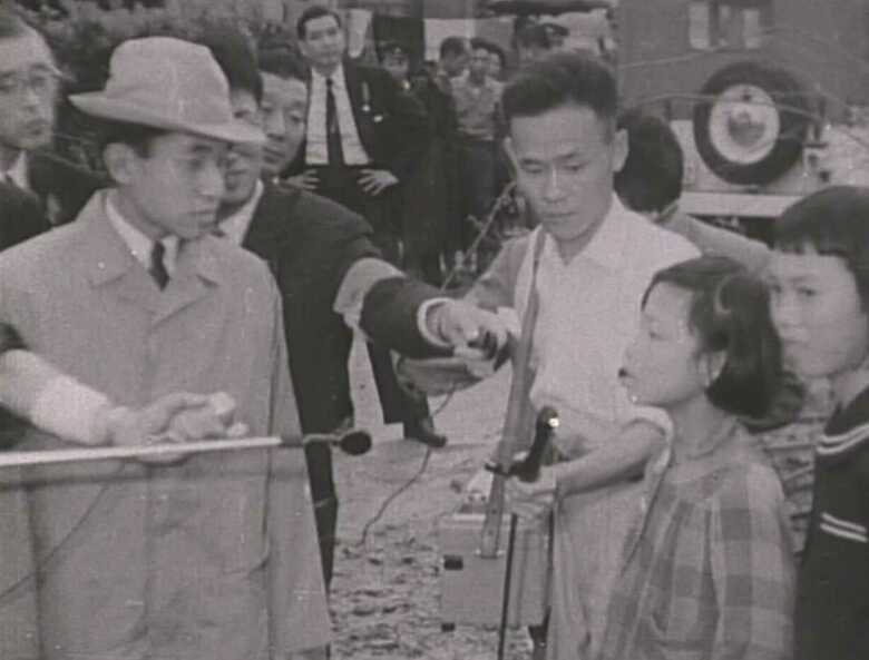 皇太子時代、伊勢湾台風の被災地で（1959年）