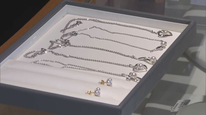 ペンダントやイヤリングなど、合計約12万円分を5人の娘へ購入