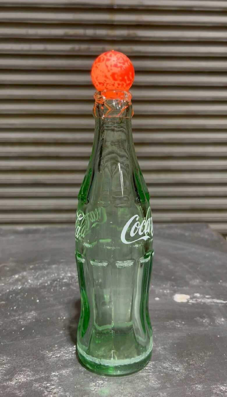 さらに見ていると飲み口に一気にヒビが！
