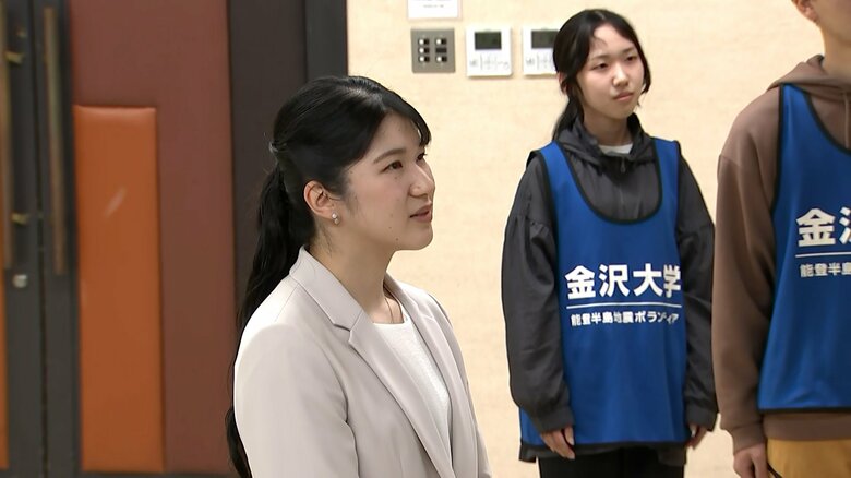 被災地で活動する大学生のボランティアと懇談された