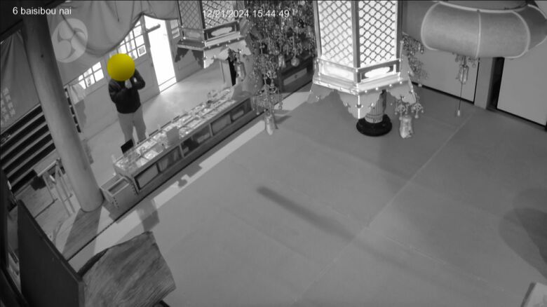 犯行前に「お参り」する男（防犯カメラ映像）