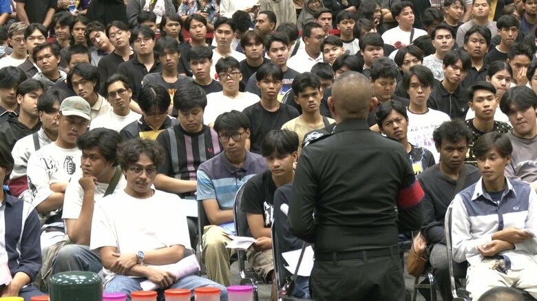 バンコク近郊の巨大ショッピングモールが徴兵検査の会場に