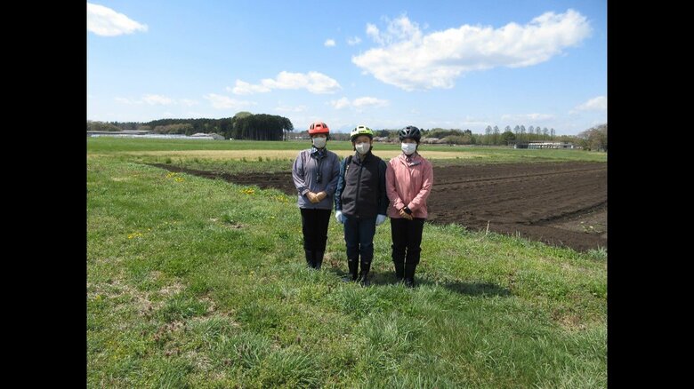 牧場で家族3人のスリーショット（宮内庁提供）