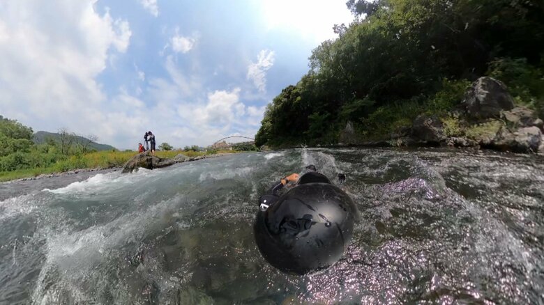 「ラッコのポーズ」で流されながらヘルメットのカメラで撮影した映像