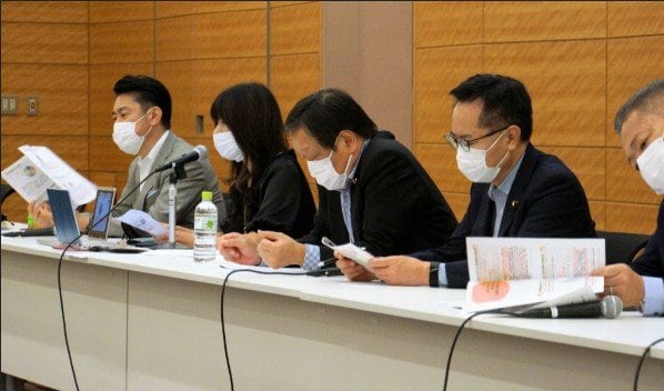 「衆議院改革実現会議総会」で講演する小室氏