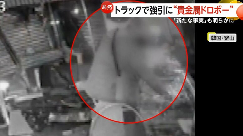 ハンマーでショーケースをたたき割り、商品をショルダーバッグの中に詰め込んでいく一部始終（韓国・釜山）③