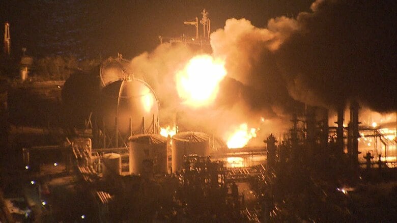 激しく爆発・炎上するガスタンク　千葉・市原市　2011年3月11日