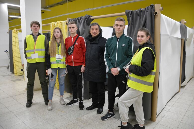 『ウクライナ難民支援 / 避難所用・紙の間仕切りシステム』2022年 Photo: Jerzy Latka Courtesy of Shigeru Ban Architects