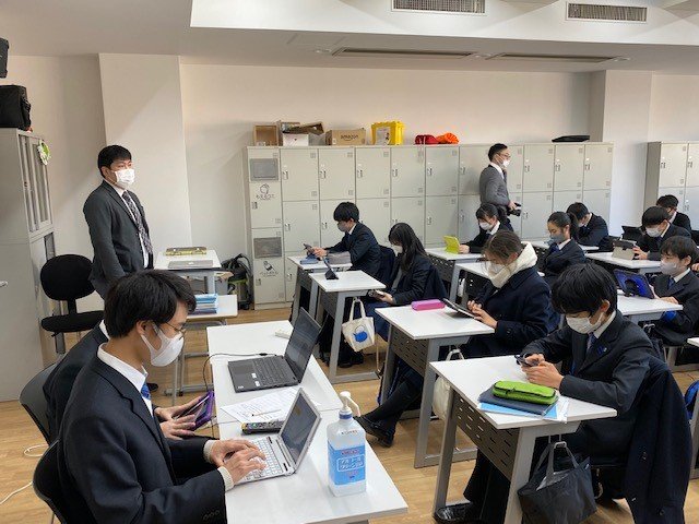 長﨑先生（左奥）「生徒たちの自分の感情の気づきや振り返りの選択肢に」