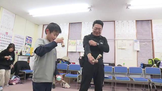 けん玉クラブで羽山くんを指導する山木弘行さん
