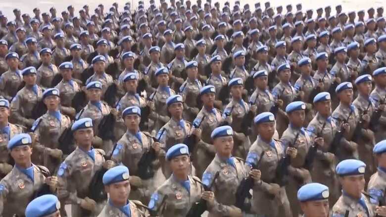 パレードで行進する中国軍の国連平和維持部隊の兵士たち