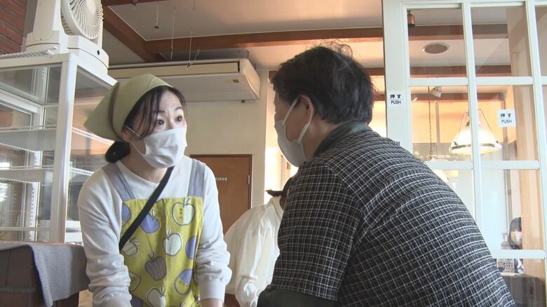 近所の住民が野菜などを提供