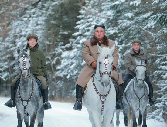 「革命の聖地」白頭山に上る金正恩総書記　2019年