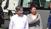 天皇皇后両陛下が被災地・熊本で被災者らお見舞い　胸元には「くまモン」　バスの窓開け沿道の人々に笑顔で応えられる