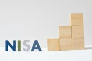 2025年『NISA 証券会社/銀行』利用実態データ|【証券会社】では「商品の種類」、【銀行】では「口座開設手続きの容易さ」を利用前に重視 (オリコン顧客満足度(R)調査)