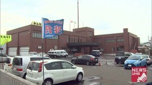 コンビニで商品入りのかご