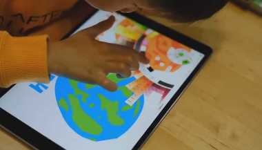 iPadで宇宙の絵をサクサク描く6歳児…これぞ“次世代”の才能にビックリ