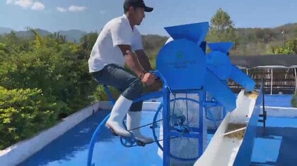 ついに機械を人力に！「自転車脱穀機」でコーヒー豆精製　水・電気・燃料不要　グアテマラから届く優しいコーヒー